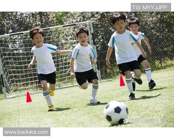 光脚踢足球的女球星展现力量与优雅的完美结合